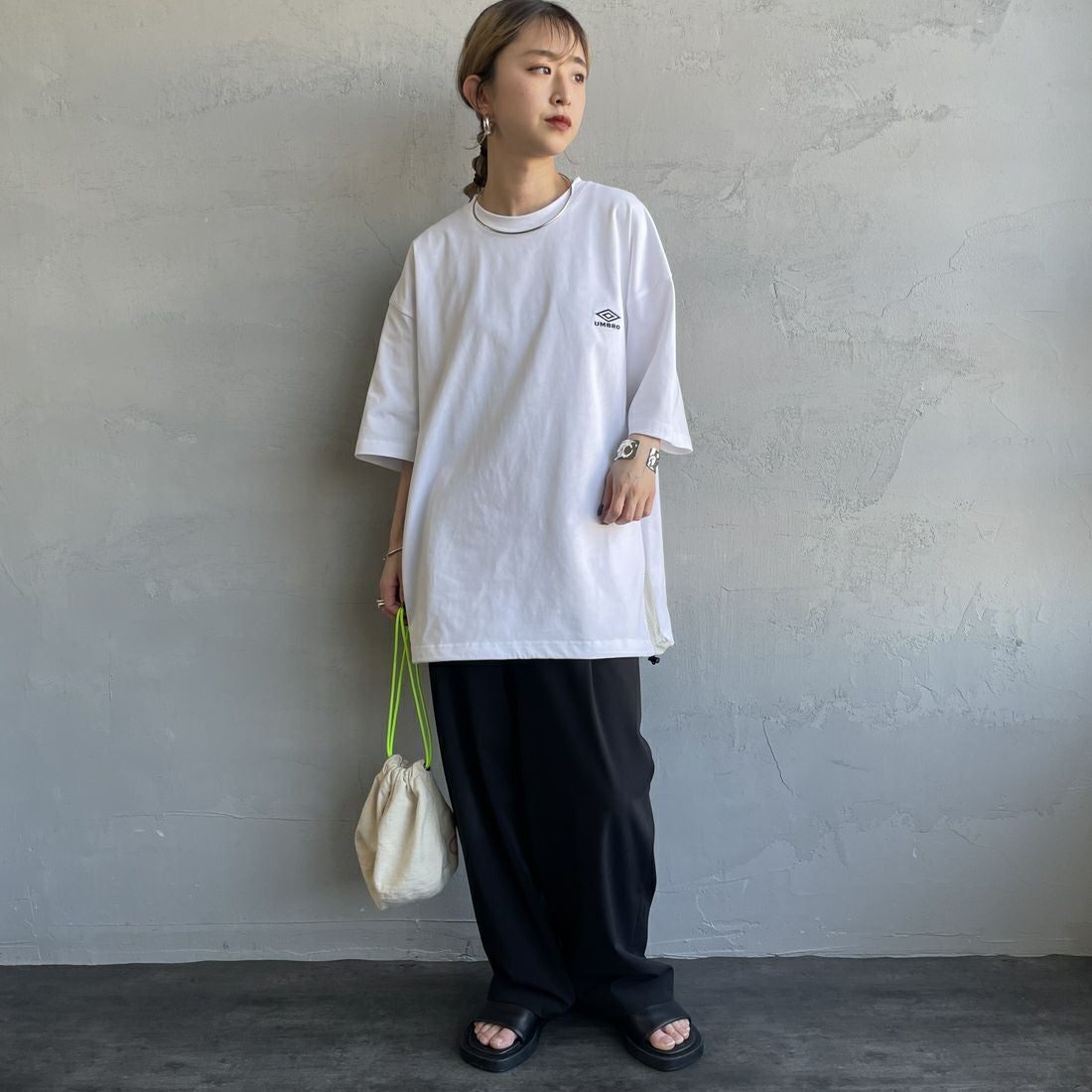 UMBRO [アンブロ] 別注 ワンポイントロゴ メッシュ切替Tシャツ [KBT101-NK-01-JF] WHITE &&モデル身長：150cm 着用サイズ：S&&