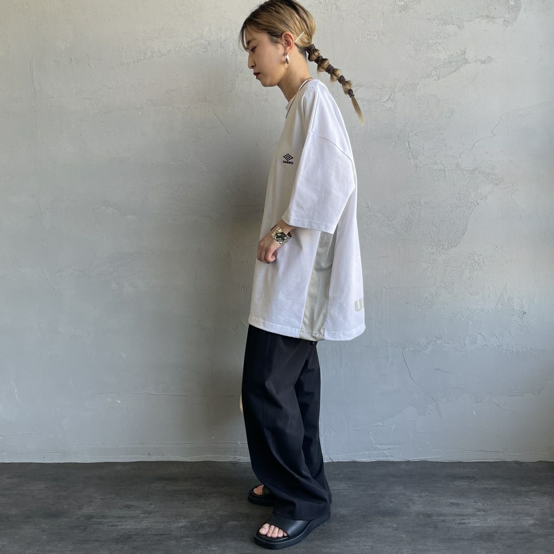 UMBRO [アンブロ] 別注 ワンポイントロゴ メッシュ切替Tシャツ [KBT101-NK-01-JF] WHITE &&モデル身長：150cm 着用サイズ：S&&