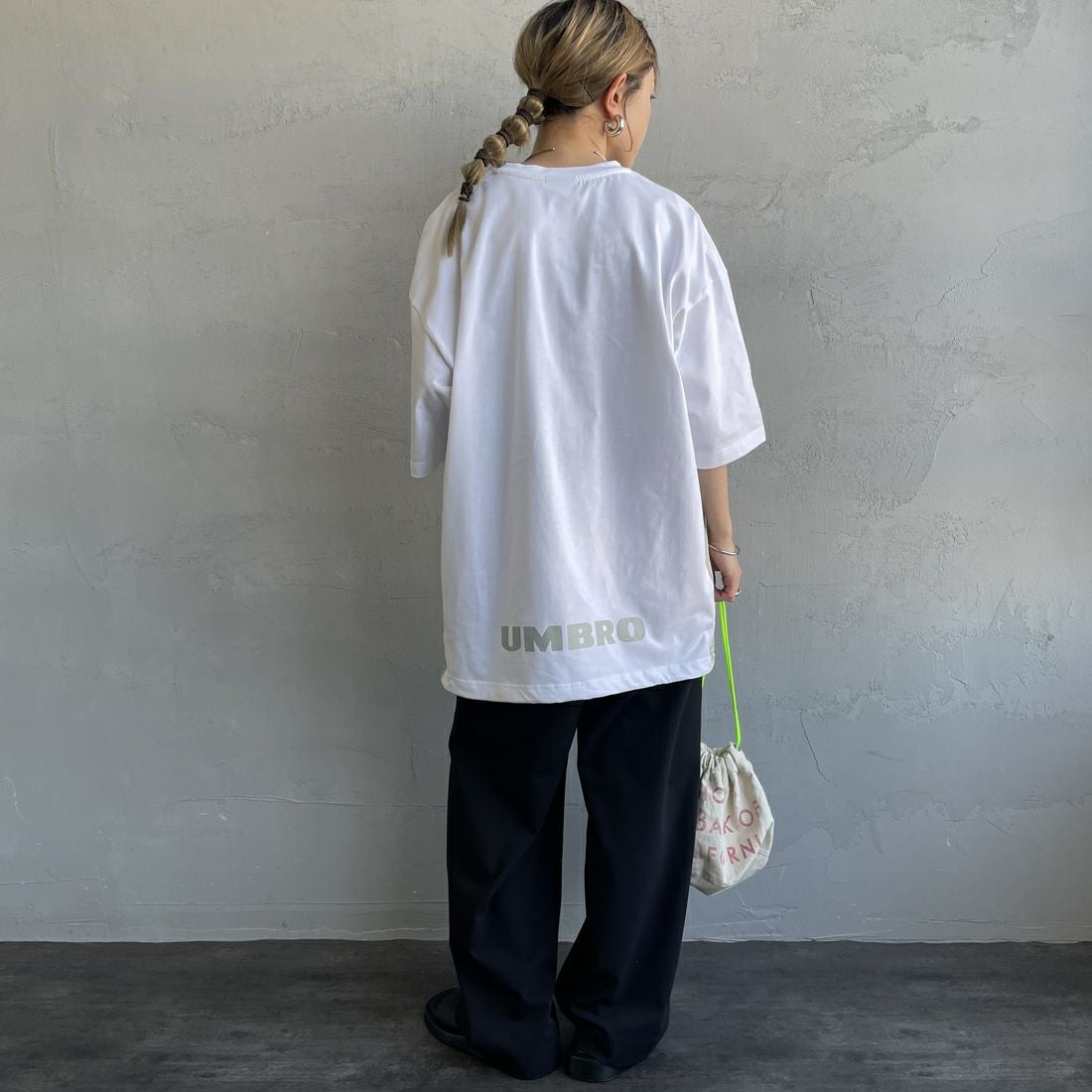 UMBRO [アンブロ] 別注 ワンポイントロゴ メッシュ切替Tシャツ [KBT101-NK-01-JF] WHITE &&モデル身長：150cm 着用サイズ：S&&