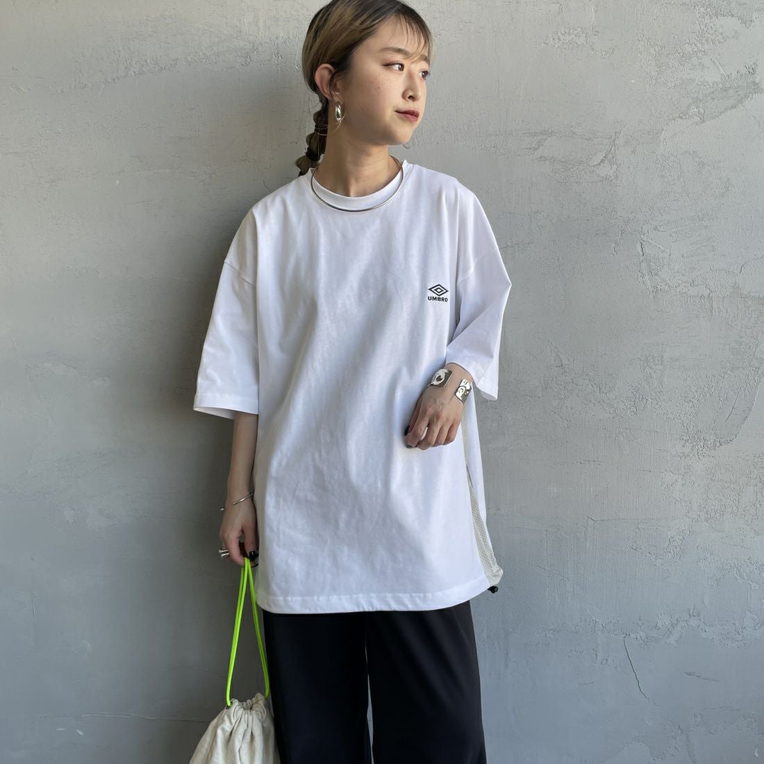 UMBRO [アンブロ] 別注 ワンポイントロゴ メッシュ切替Tシャツ [KBT101-NK-01-JF] WHITE &&モデル身長：150cm 着用サイズ：S&&