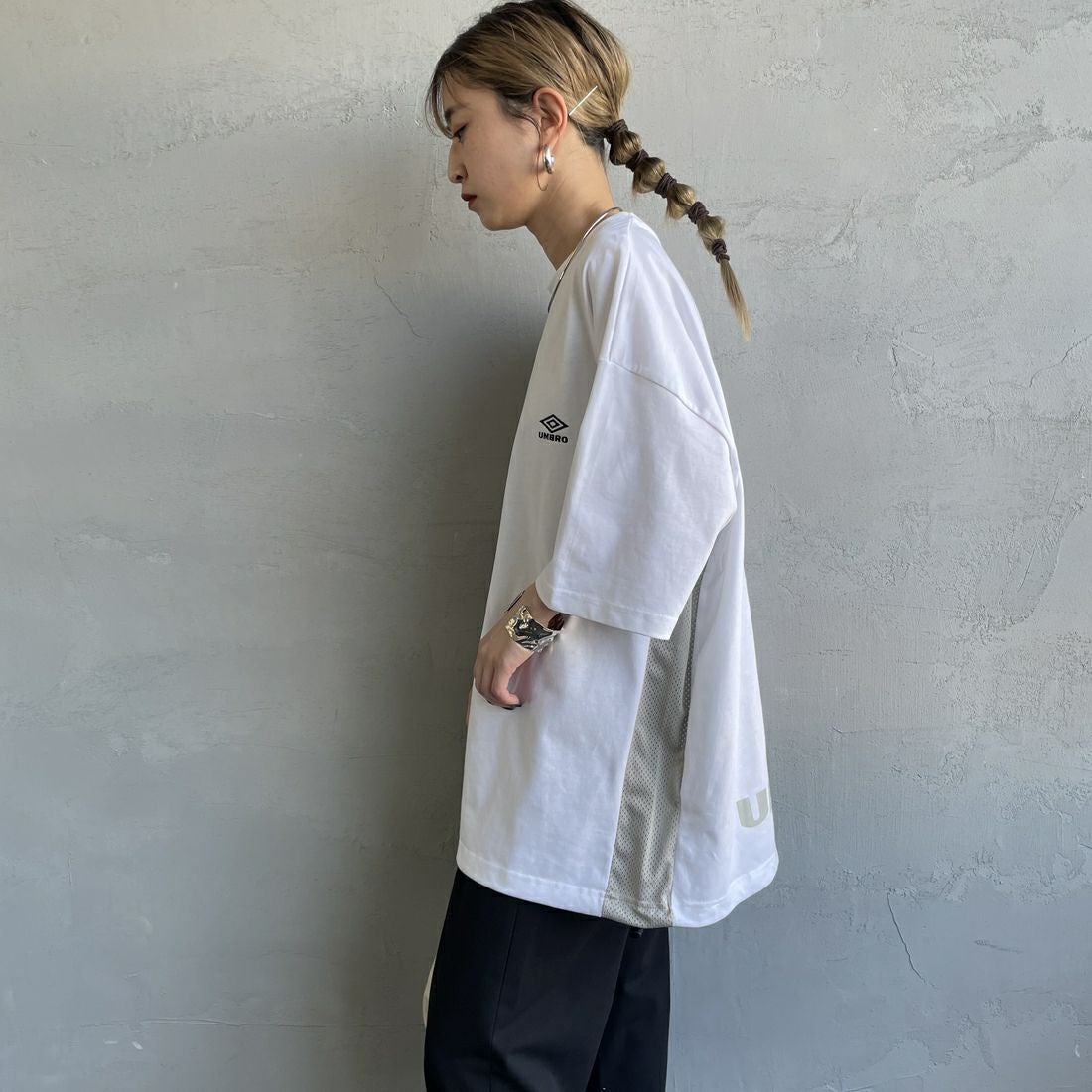 UMBRO [アンブロ] 別注 ワンポイントロゴ メッシュ切替Tシャツ [KBT101-NK-01-JF] WHITE &&モデル身長：150cm 着用サイズ：S&&