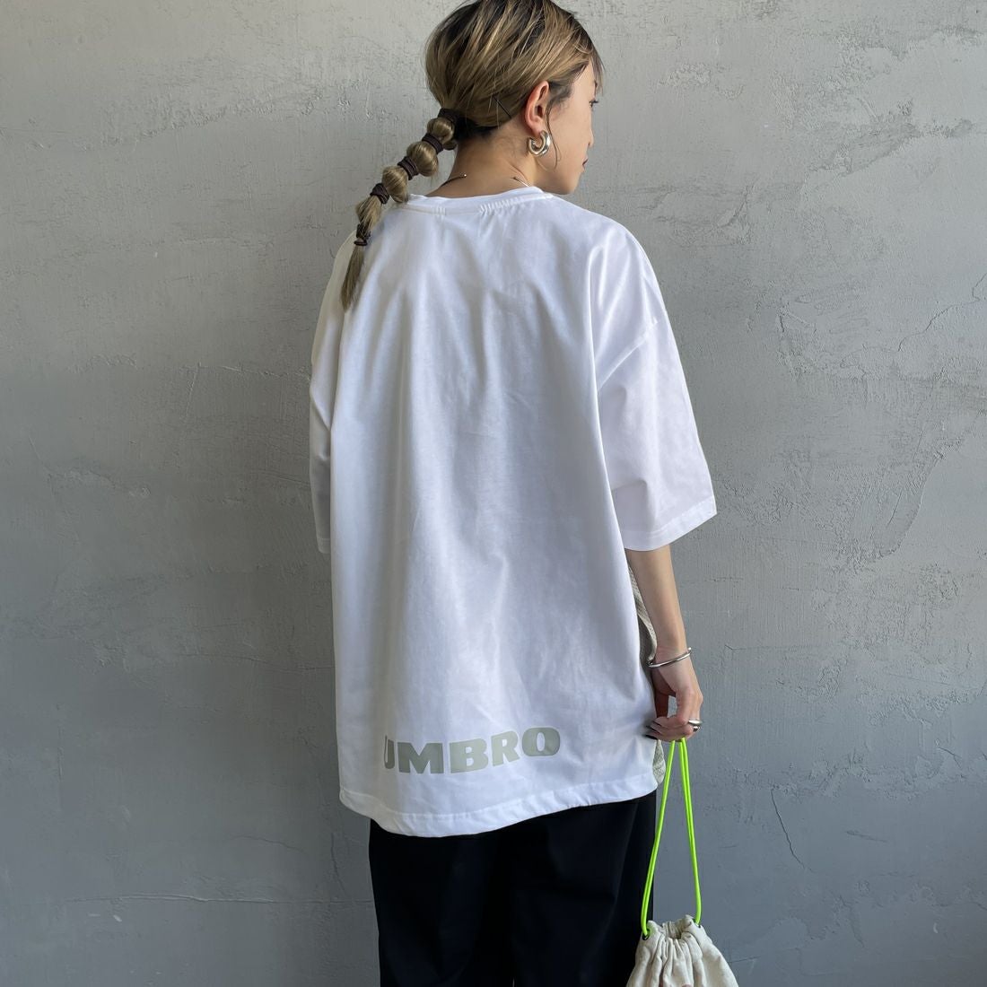 UMBRO [アンブロ] 別注 ワンポイントロゴ メッシュ切替Tシャツ [KBT101-NK-01-JF] WHITE &&モデル身長：150cm 着用サイズ：S&&