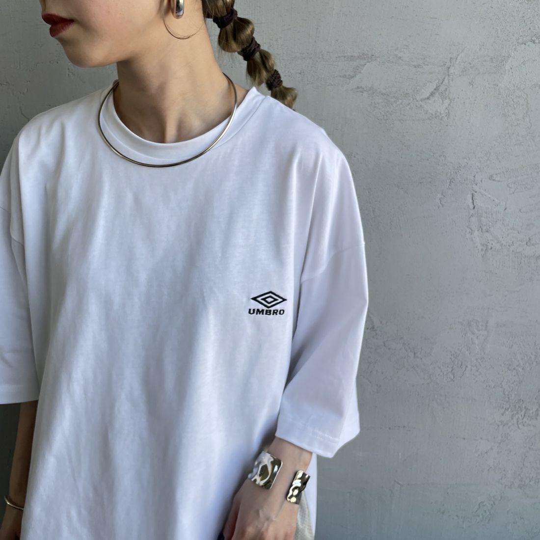 UMBRO [アンブロ] 別注 ワンポイントロゴ メッシュ切替Tシャツ [KBT101-NK-01-JF] WHITE &&モデル身長：150cm 着用サイズ：S&&