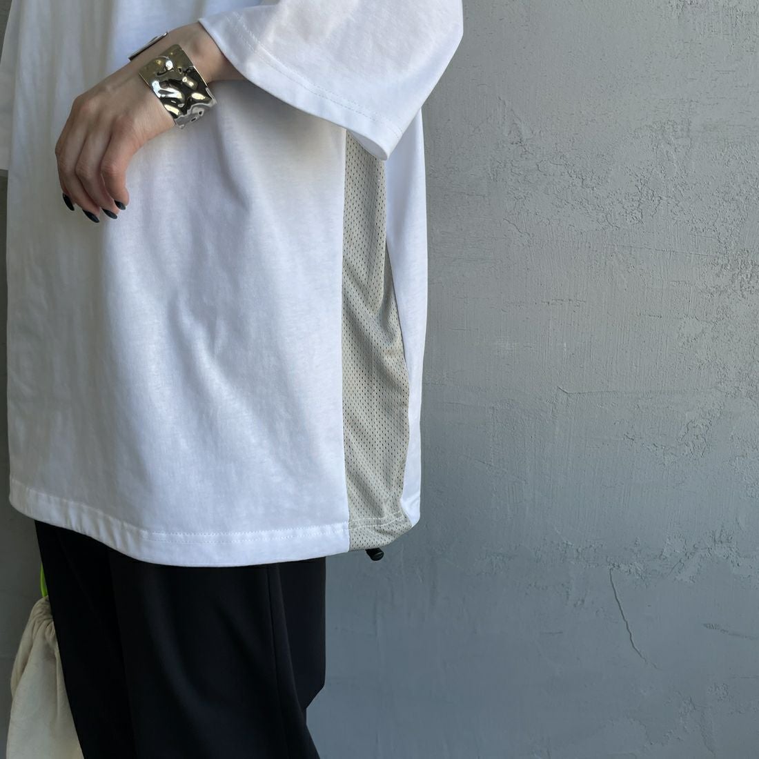 UMBRO [アンブロ] 別注 ワンポイントロゴ メッシュ切替Tシャツ [KBT101-NK-01-JF] WHITE &&モデル身長：150cm 着用サイズ：S&&