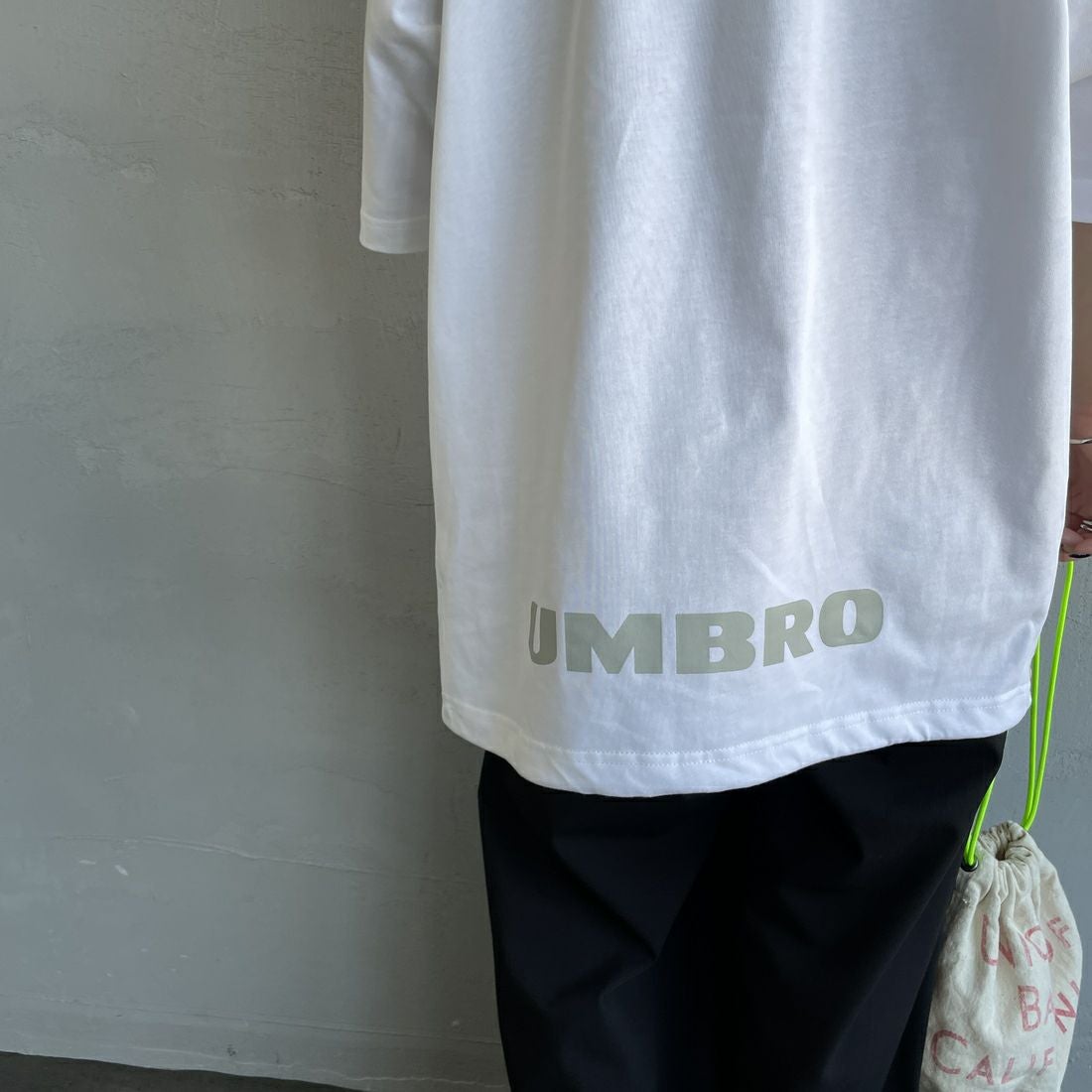 UMBRO [アンブロ] 別注 ワンポイントロゴ メッシュ切替Tシャツ [KBT101-NK-01-JF] WHITE &&モデル身長：150cm 着用サイズ：S&&