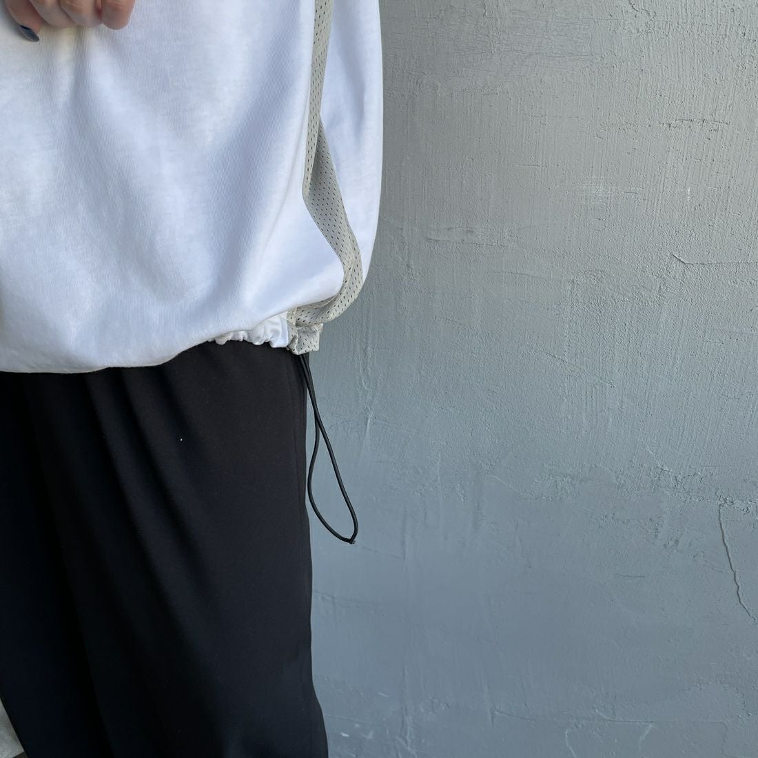 UMBRO [アンブロ] 別注 ワンポイントロゴ メッシュ切替Tシャツ [KBT101-NK-01-JF] WHITE &&モデル身長：150cm 着用サイズ：S&&