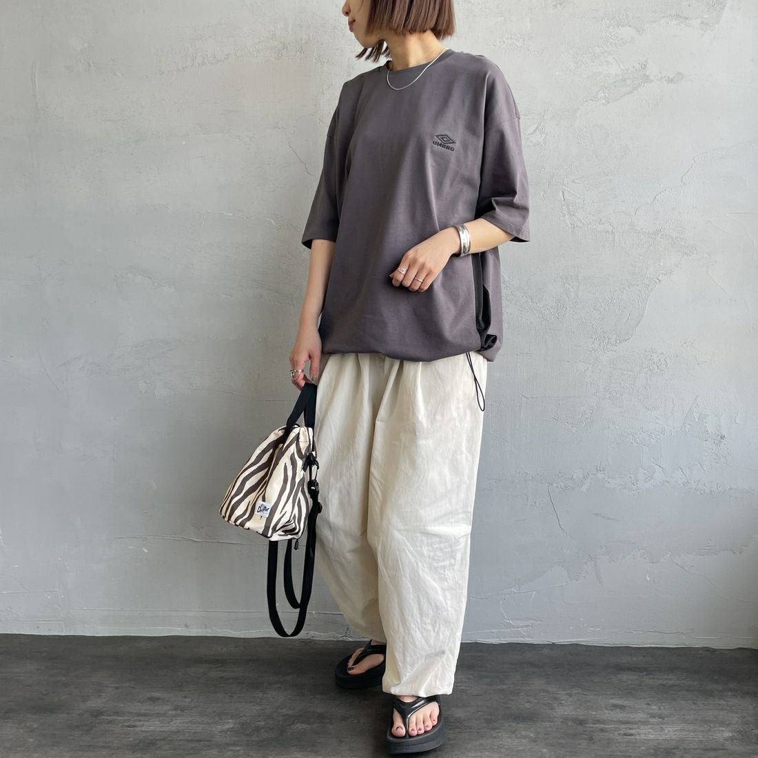 UMBRO [アンブロ] 別注 ワンポイントロゴ メッシュ切替Tシャツ [KBT101-NK-01-JF] CHARCOAL &&モデル身長：159cm 着用サイズ：S&&