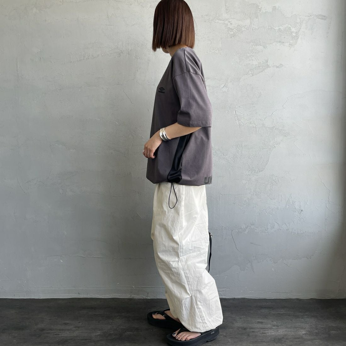 UMBRO [アンブロ] 別注 ワンポイントロゴ メッシュ切替Tシャツ [KBT101-NK-01-JF] CHARCOAL &&モデル身長：159cm 着用サイズ：S&&