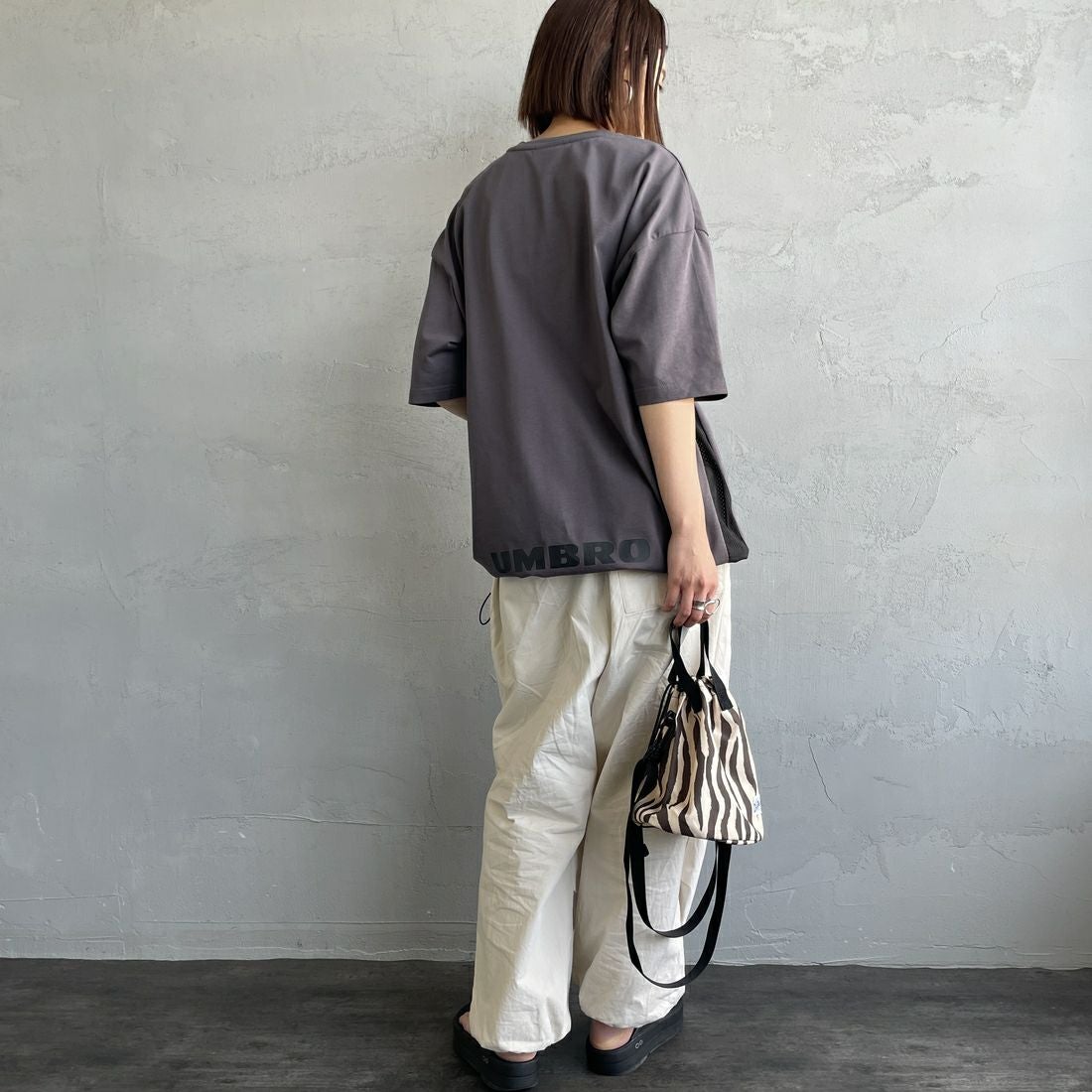 UMBRO [アンブロ] 別注 ワンポイントロゴ メッシュ切替Tシャツ [KBT101-NK-01-JF] CHARCOAL &&モデル身長：159cm 着用サイズ：S&&