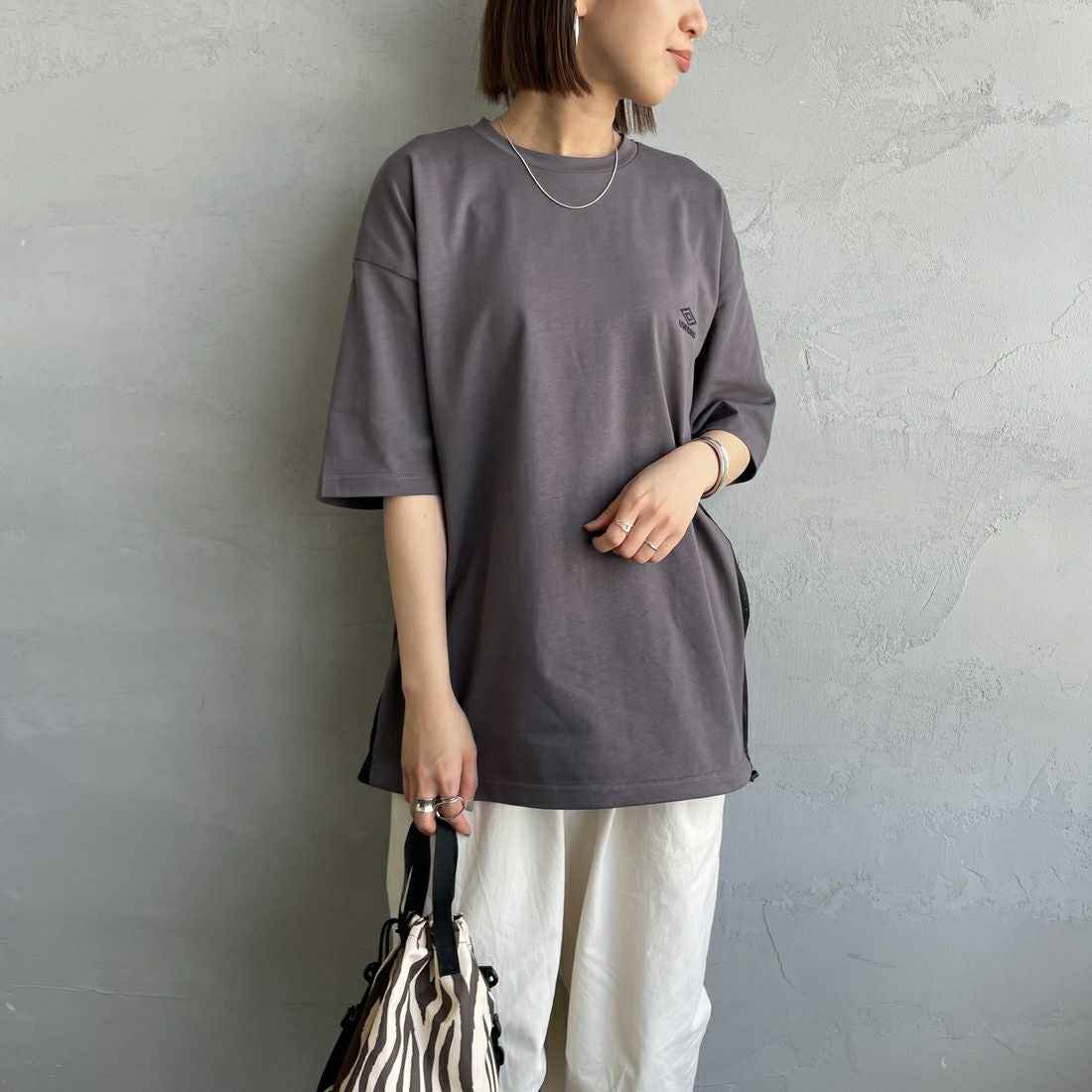 UMBRO [アンブロ] 別注 ワンポイントロゴ メッシュ切替Tシャツ [KBT101-NK-01-JF] CHARCOAL &&モデル身長：159cm 着用サイズ：S&&