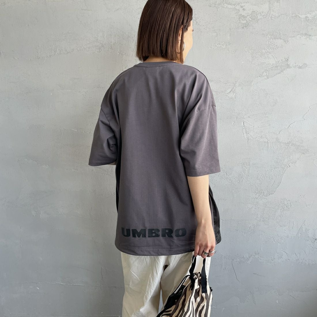 UMBRO [アンブロ] 別注 ワンポイントロゴ メッシュ切替Tシャツ [KBT101-NK-01-JF] CHARCOAL &&モデル身長：159cm 着用サイズ：S&&
