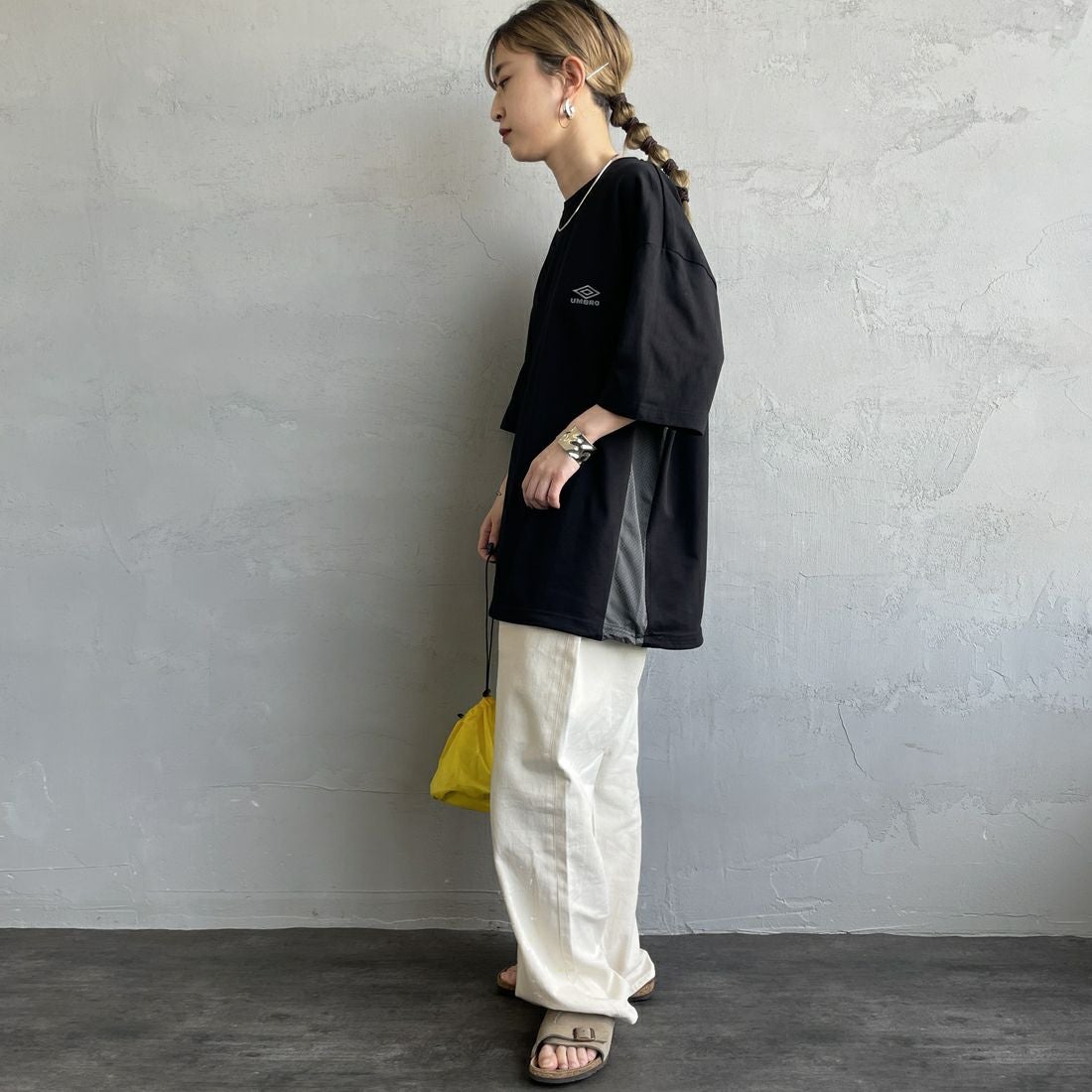 UMBRO [アンブロ] 別注 ワンポイントロゴ メッシュ切替Tシャツ [KBT101-NK-01-JF] BLACK &&モデル身長：150cm 着用サイズ：S&&