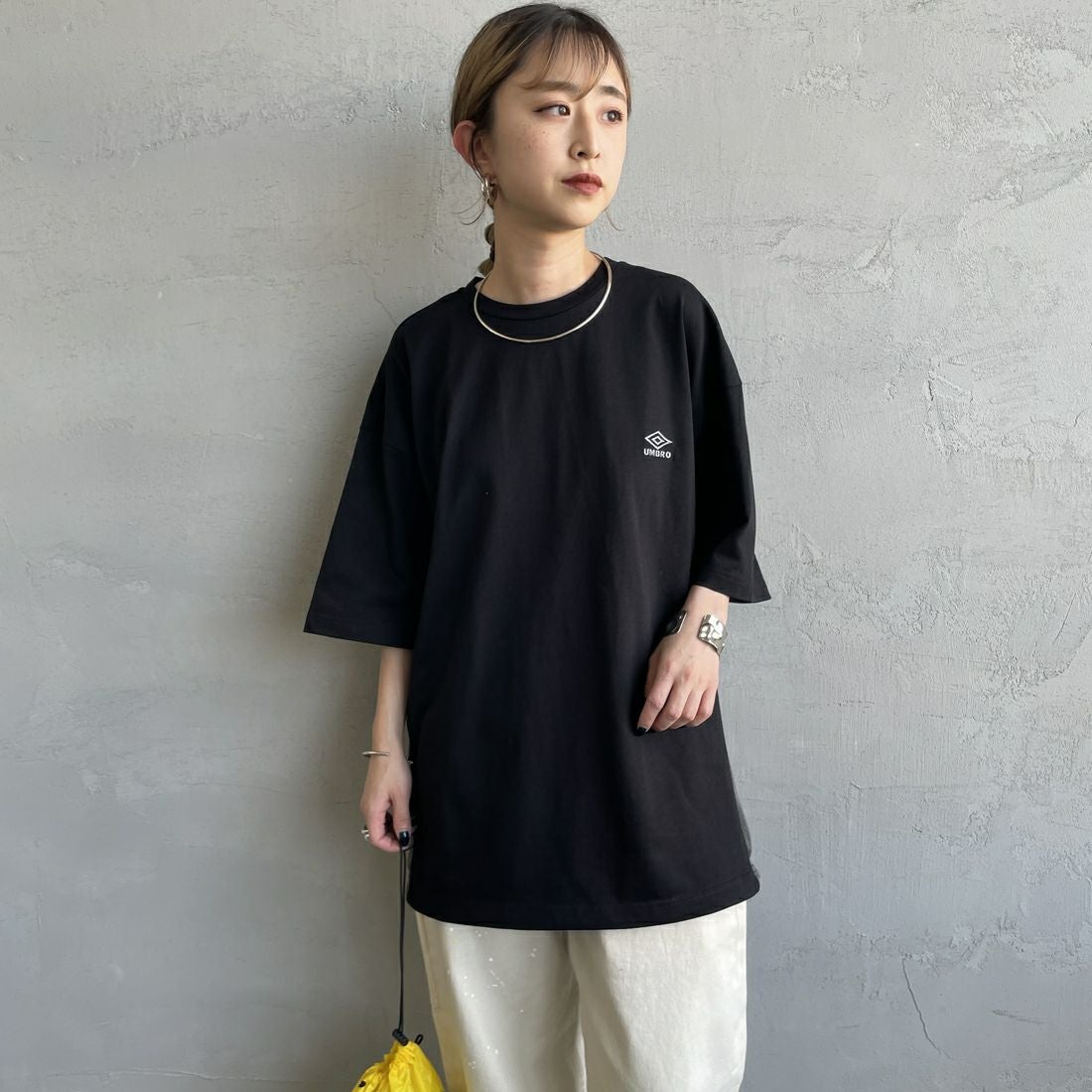 UMBRO [アンブロ] 別注 ワンポイントロゴ メッシュ切替Tシャツ [KBT101-NK-01-JF] BLACK &&モデル身長：150cm 着用サイズ：S&&