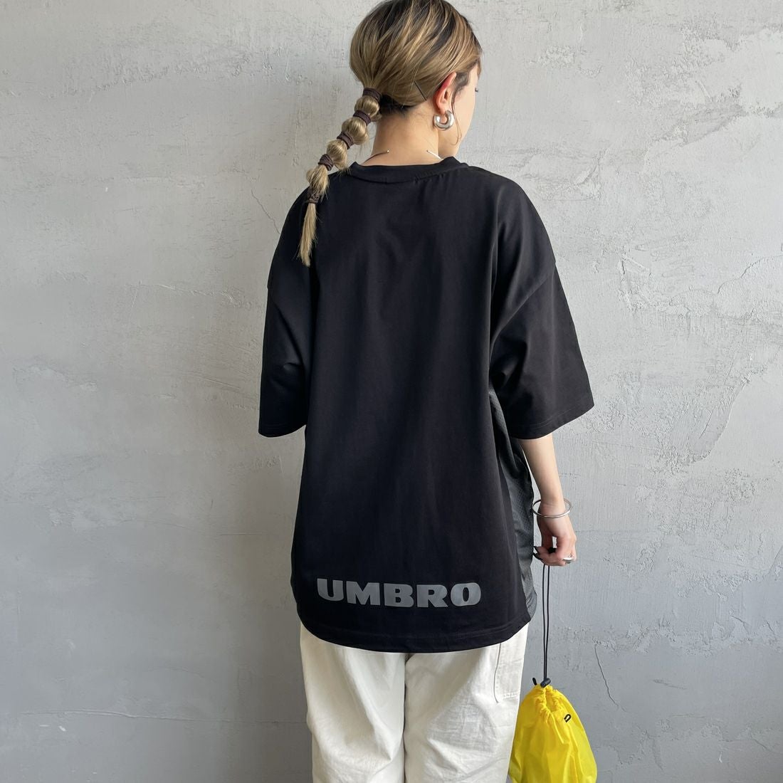 UMBRO [アンブロ] 別注 ワンポイントロゴ メッシュ切替Tシャツ [KBT101-NK-01-JF] BLACK &&モデル身長：150cm 着用サイズ：S&&