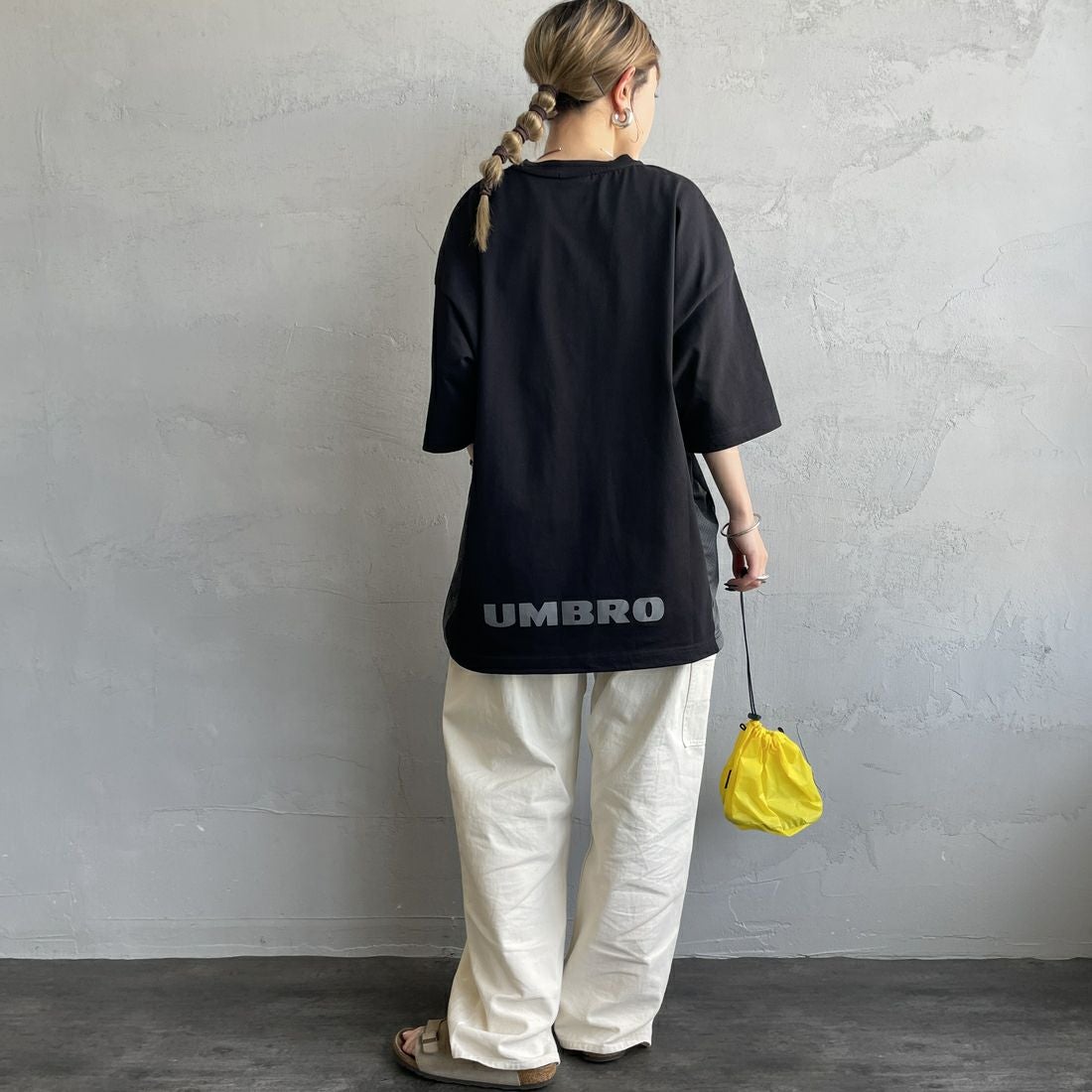 UMBRO [アンブロ] 別注 ワンポイントロゴ メッシュ切替Tシャツ [KBT101-NK-01-JF] BLACK &&モデル身長：150cm 着用サイズ：S&&