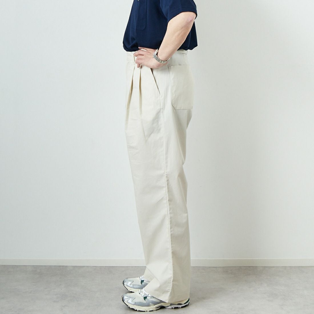 STILL BY HAND [スティルバイハンド] 別注 中太ストレートパンツ [2501JF-EX04-JF] ECRU&&モデル身長：174cm 着用サイズ：48&&