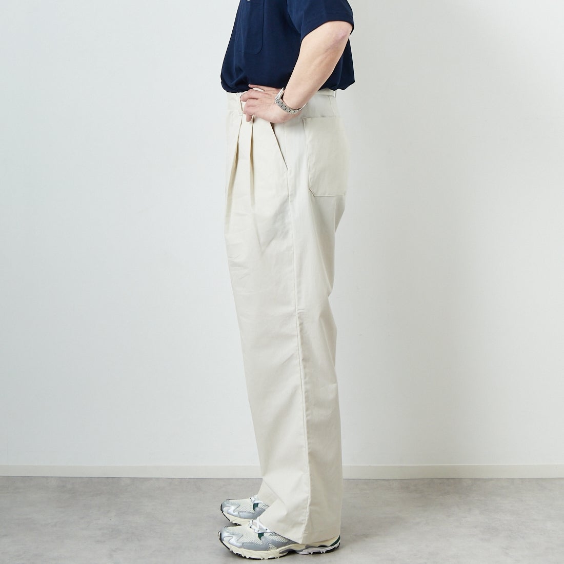 STILL BY HAND [スティルバイハンド] 別注 中太ストレートパンツ [2501JF-EX04-JF] ECRU&&モデル身長：174cm 着用サイズ：48&&