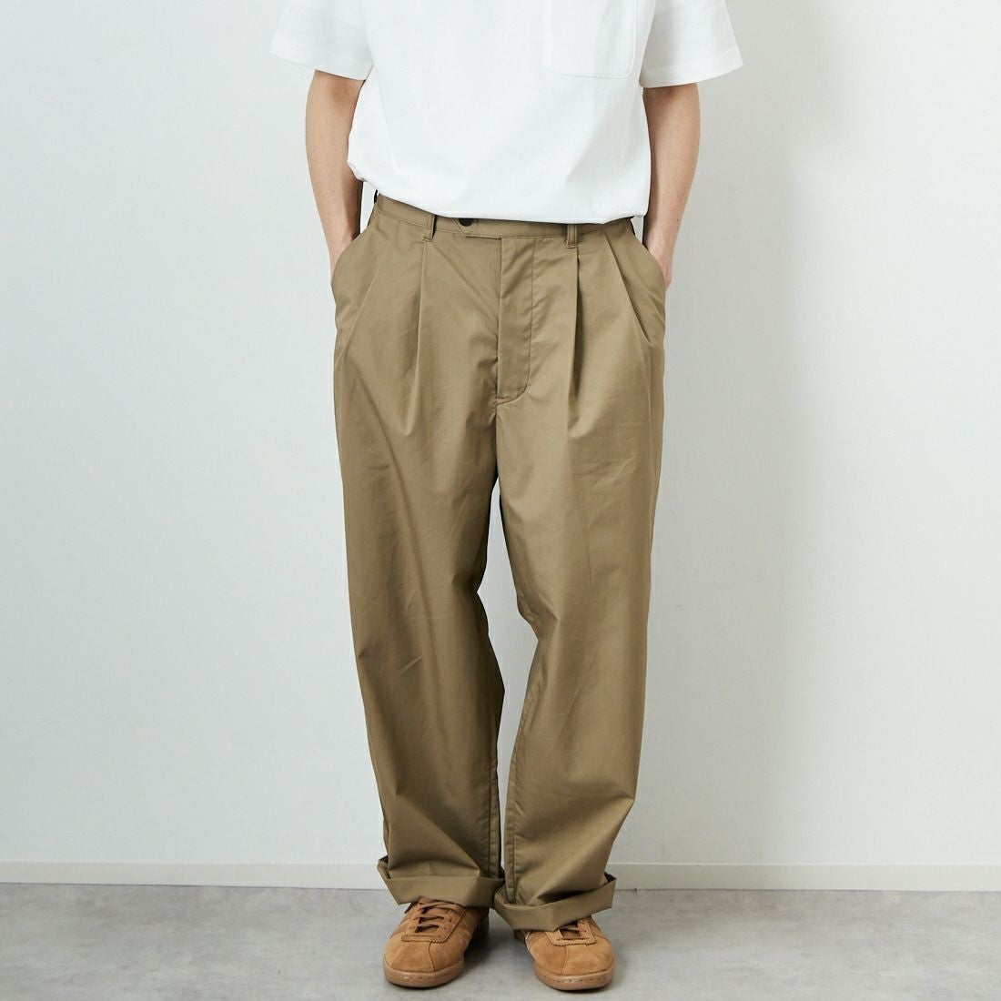 STILL BY HAND [スティルバイハンド] 別注 中太ストレートパンツ [2501JF-EX04-JF] KHAKI BEIG&&モデル身長：168cm 着用サイズ：46&&