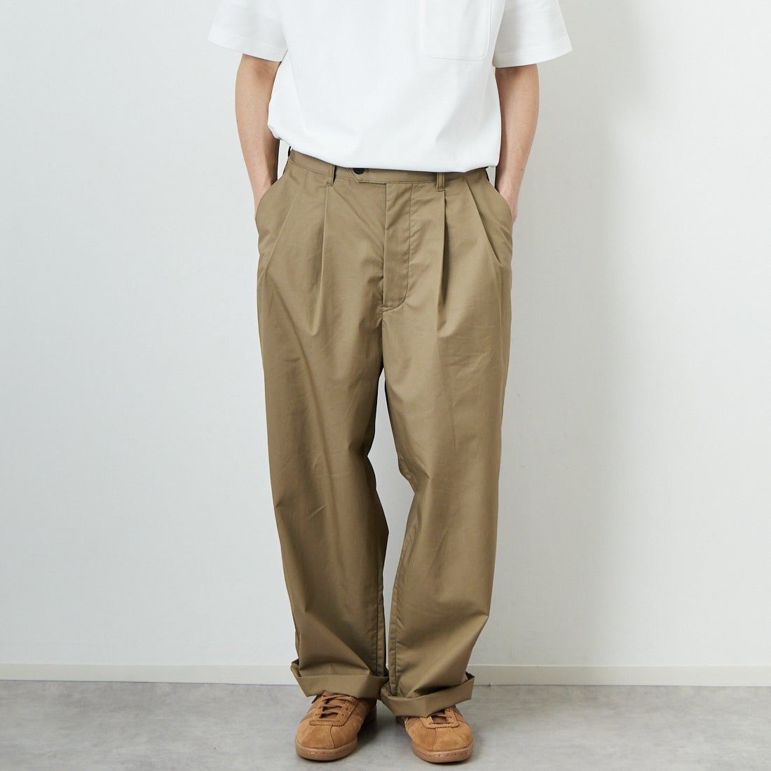 STILL BY HAND [スティルバイハンド] 別注 中太ストレートパンツ [2501JF-EX04-JF] KHAKI BEIG&&モデル身長：168cm 着用サイズ：46&&