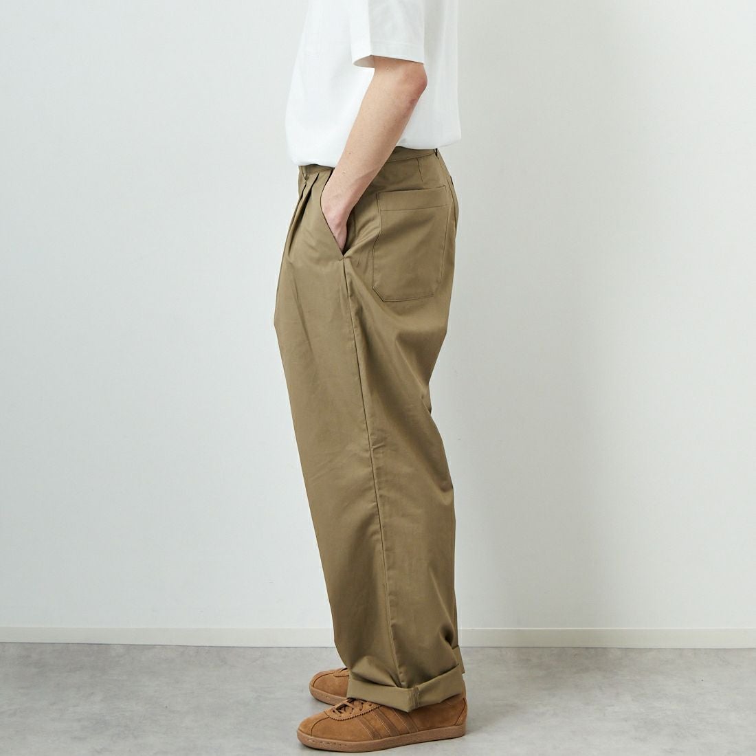 STILL BY HAND [スティルバイハンド] 別注 中太ストレートパンツ [2501JF-EX04-JF] KHAKI BEIG&&モデル身長：168cm 着用サイズ：46&&