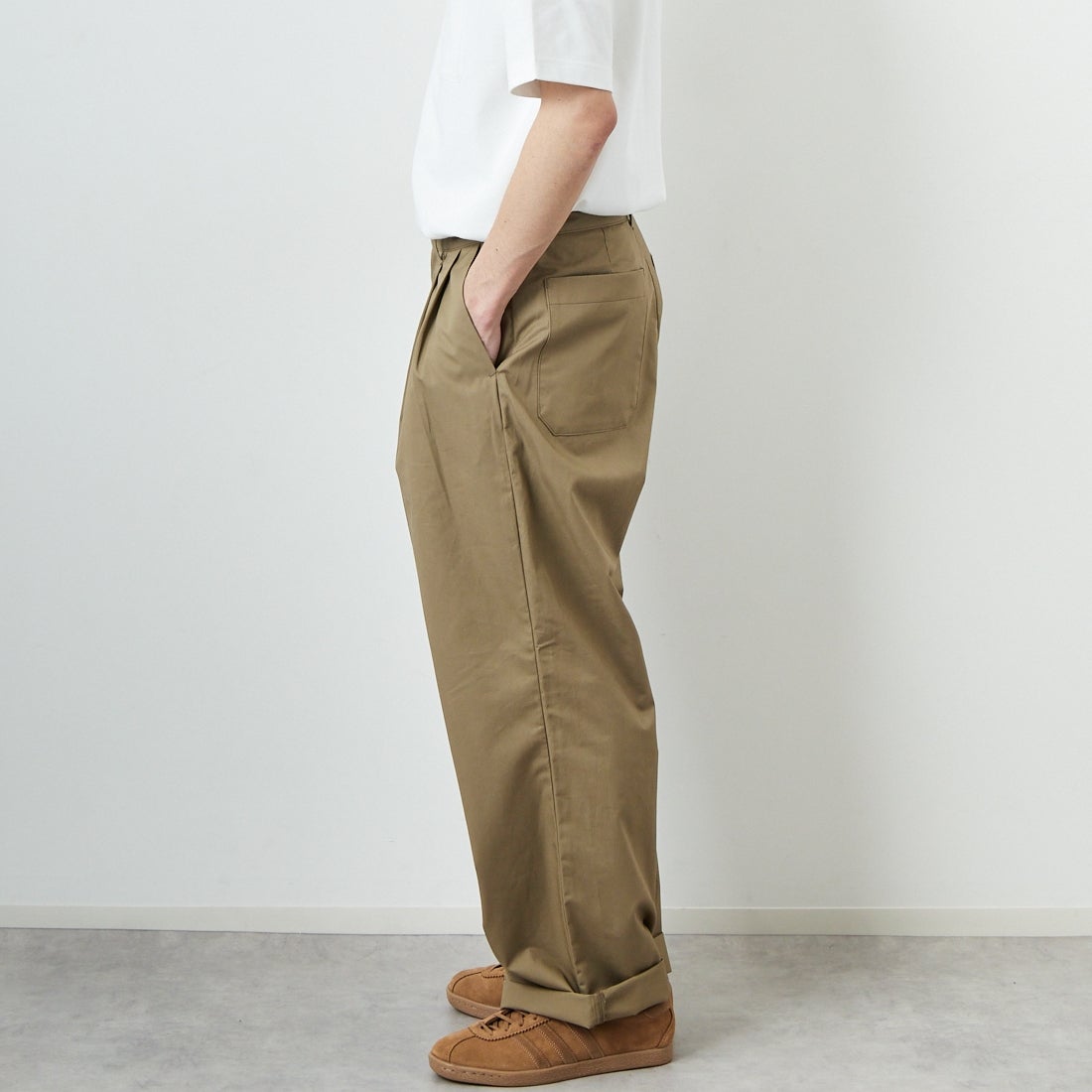 STILL BY HAND [スティルバイハンド] 別注 中太ストレートパンツ [2501JF-EX04-JF] KHAKI BEIG&&モデル身長：168cm 着用サイズ：46&&