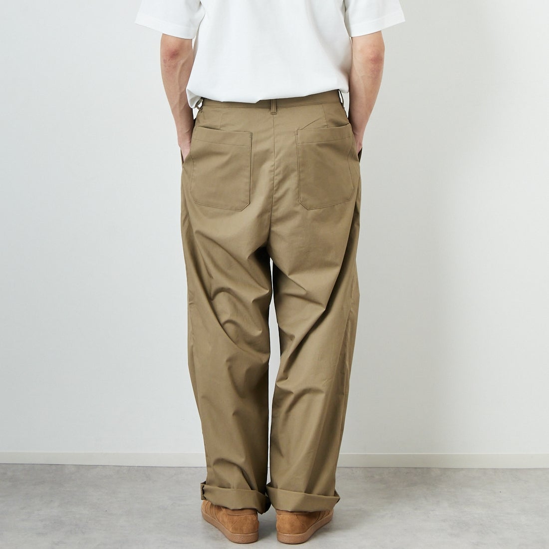STILL BY HAND [スティルバイハンド] 別注 中太ストレートパンツ [2501JF-EX04-JF] KHAKI BEIG&&モデル身長：168cm 着用サイズ：46&&
