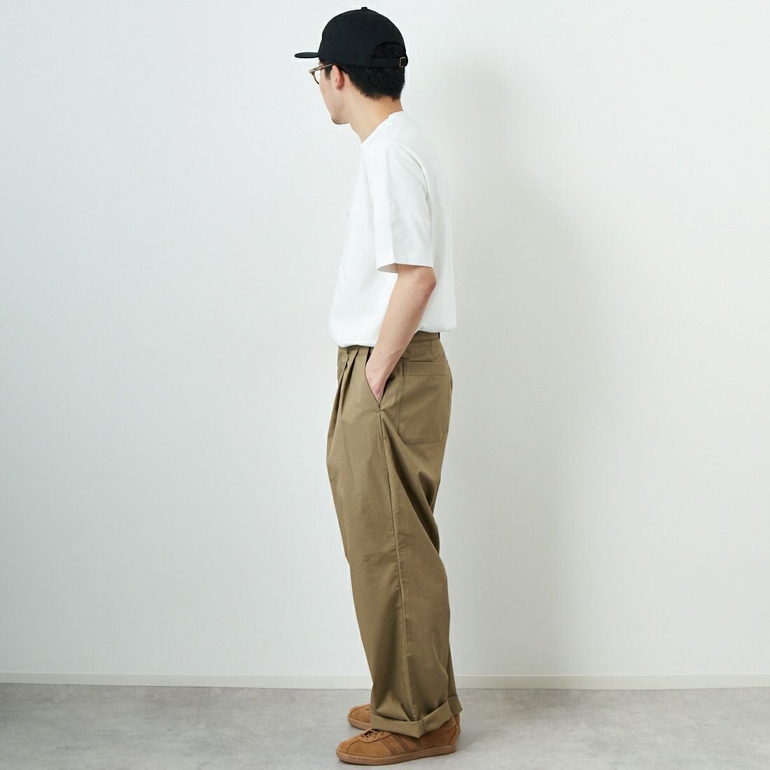 STILL BY HAND [スティルバイハンド] 別注 中太ストレートパンツ [2501JF-EX04-JF] KHAKI BEIG&&モデル身長：168cm 着用サイズ：46&&