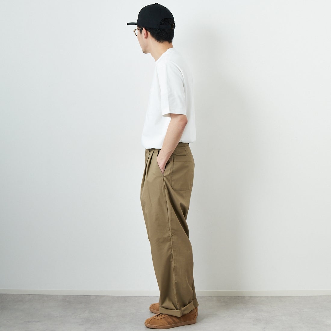 STILL BY HAND [スティルバイハンド] 別注 中太ストレートパンツ [2501JF-EX04-JF] KHAKI BEIG&&モデル身長：168cm 着用サイズ：46&&