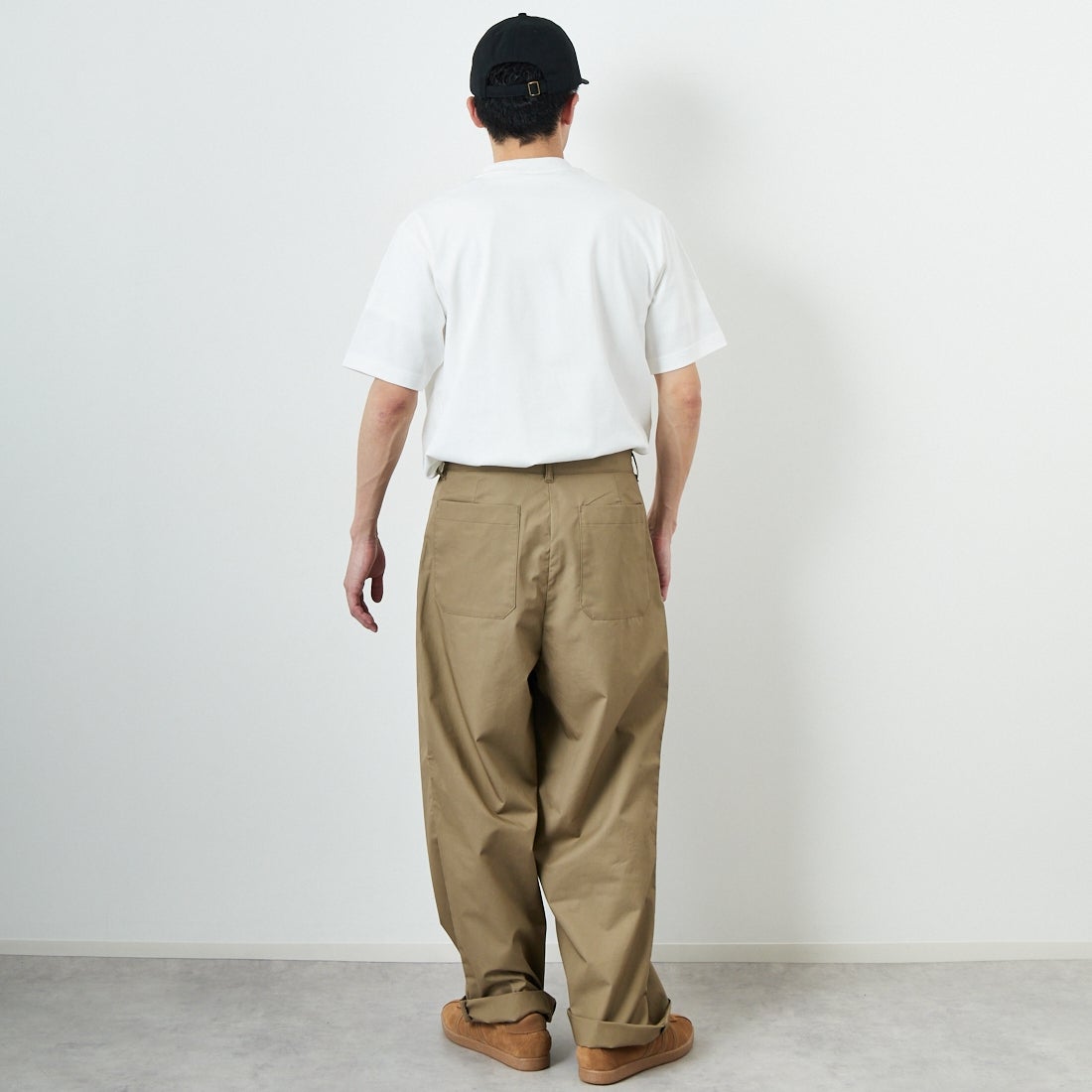 STILL BY HAND [スティルバイハンド] 別注 中太ストレートパンツ [2501JF-EX04-JF] KHAKI BEIG&&モデル身長：168cm 着用サイズ：46&&