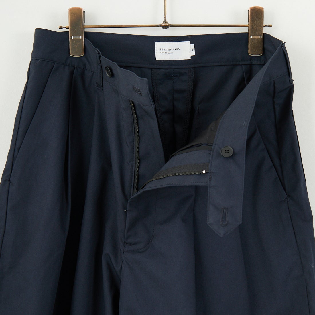 STILL BY HAND ネイビー スラックス 44 STILL BY HAND [スティルバイハンド] 別注 中太ストレートパンツ