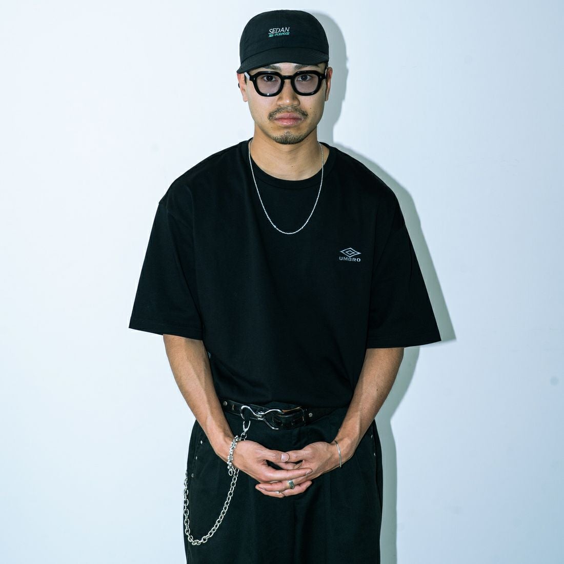 UMBRO [アンブロ] 別注 ワンポイントロゴ メッシュ切替Tシャツ [KBT101-NK-01-JF] BLACK&&モデル身長：170cm 着用サイズ：L&&