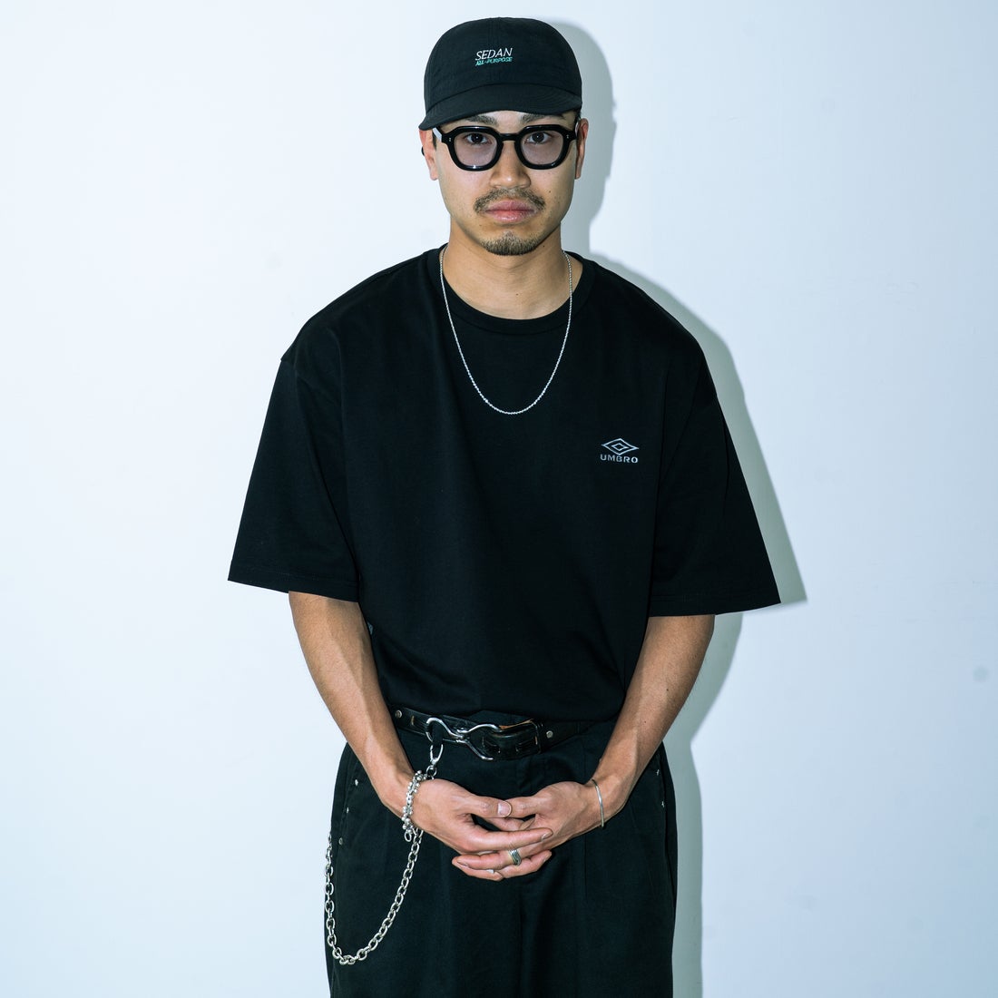 UMBRO [アンブロ] 別注 ワンポイントロゴ メッシュ切替Tシャツ [KBT101-NK-01-JF] BLACK&&モデル身長：170cm 着用サイズ：L&&