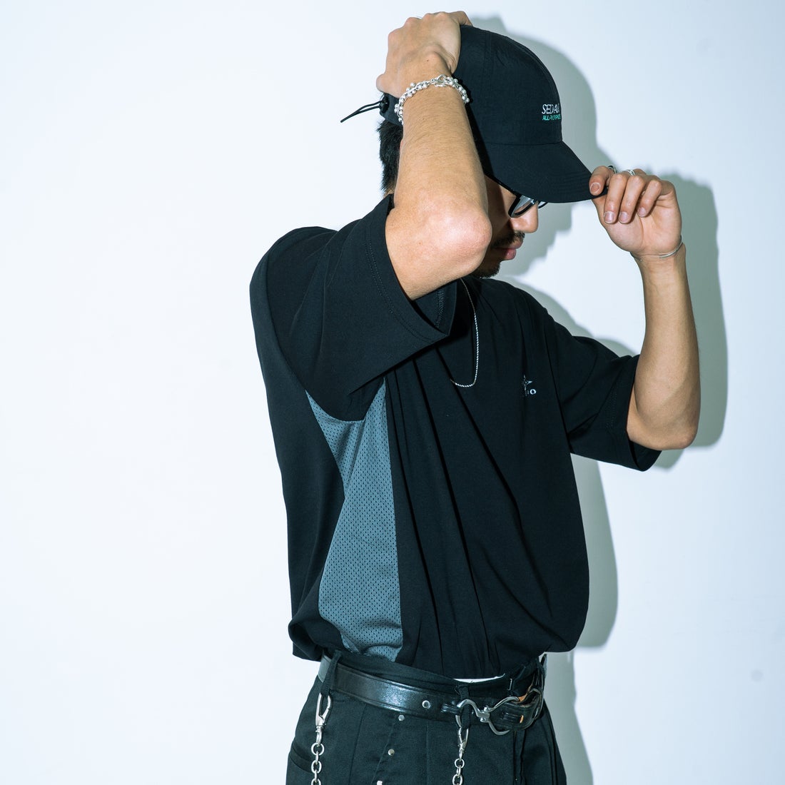 UMBRO [アンブロ] 別注 ワンポイントロゴ メッシュ切替Tシャツ [KBT101-NK-01-JF] BLACK&&モデル身長：170cm 着用サイズ：L&&