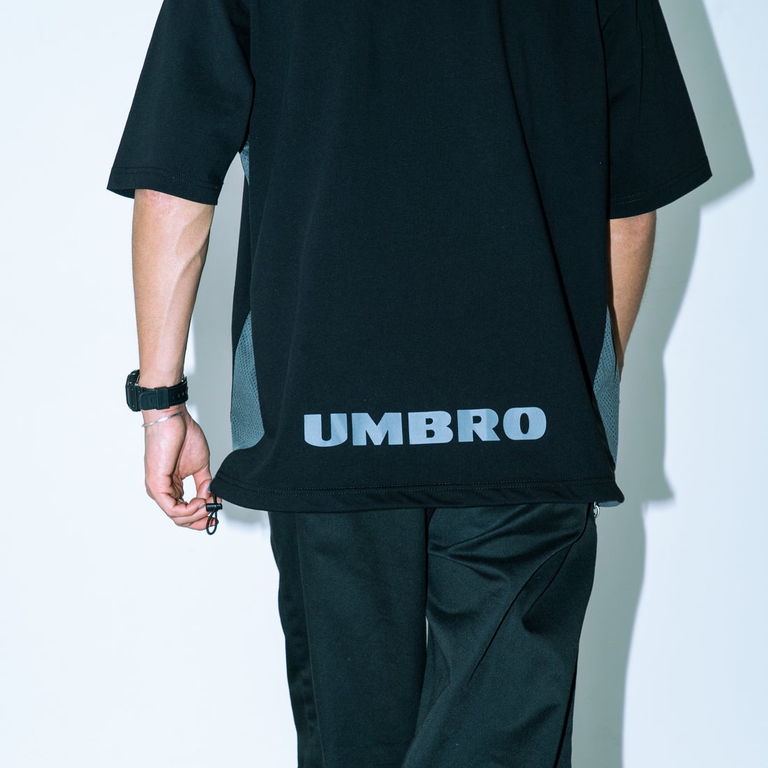 UMBRO [アンブロ] 別注 ワンポイントロゴ メッシュ切替Tシャツ [KBT101-NK-01-JF] BLACK&&モデル身長：170cm 着用サイズ：L&&