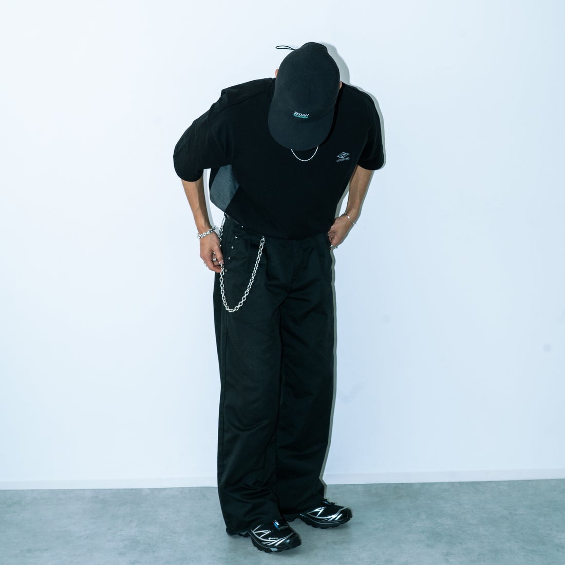 UMBRO [アンブロ] 別注 ワンポイントロゴ メッシュ切替Tシャツ [KBT101-NK-01-JF] BLACK&&モデル身長：170cm 着用サイズ：L&&