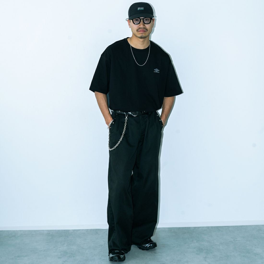 UMBRO [アンブロ] 別注 ワンポイントロゴ メッシュ切替Tシャツ [KBT101-NK-01-JF] BLACK&&モデル身長：170cm 着用サイズ：L&&