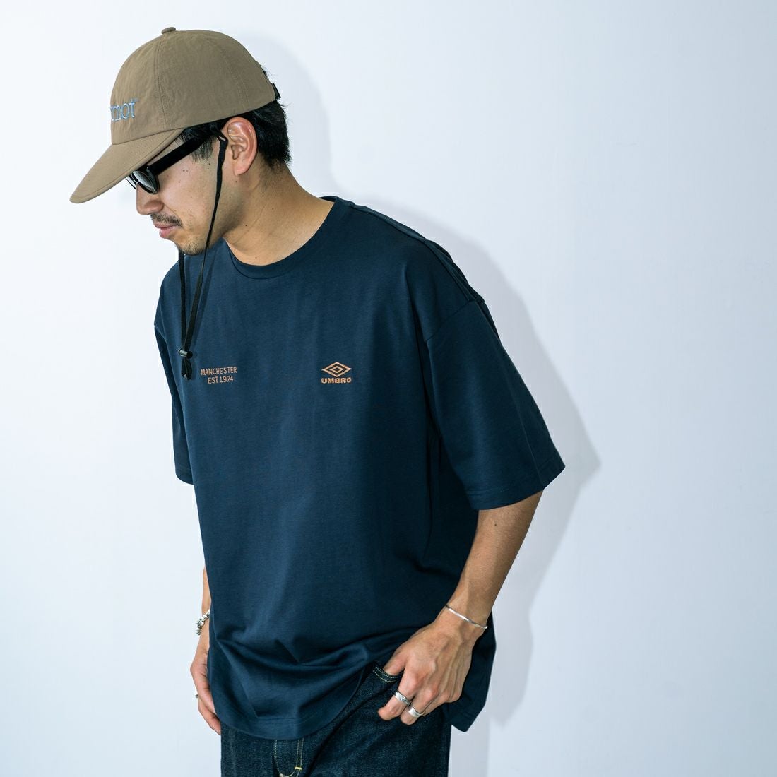 UMBRO [アンブロ] 別注 バックプリントTシャツ [KBT101-NK-03-JF] NAVY&&モデル身長：170cm 着用サイズ：L&&