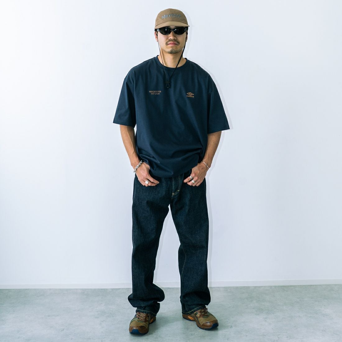 UMBRO [アンブロ] 別注 バックプリントTシャツ [KBT101-NK-03-JF] NAVY&&モデル身長：170cm 着用サイズ：L&&