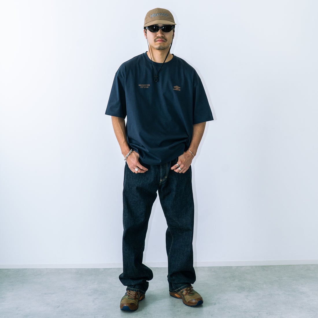 UMBRO [アンブロ] 別注 バックプリントTシャツ [KBT101-NK-03-JF] NAVY&&モデル身長：170cm 着用サイズ：L&&