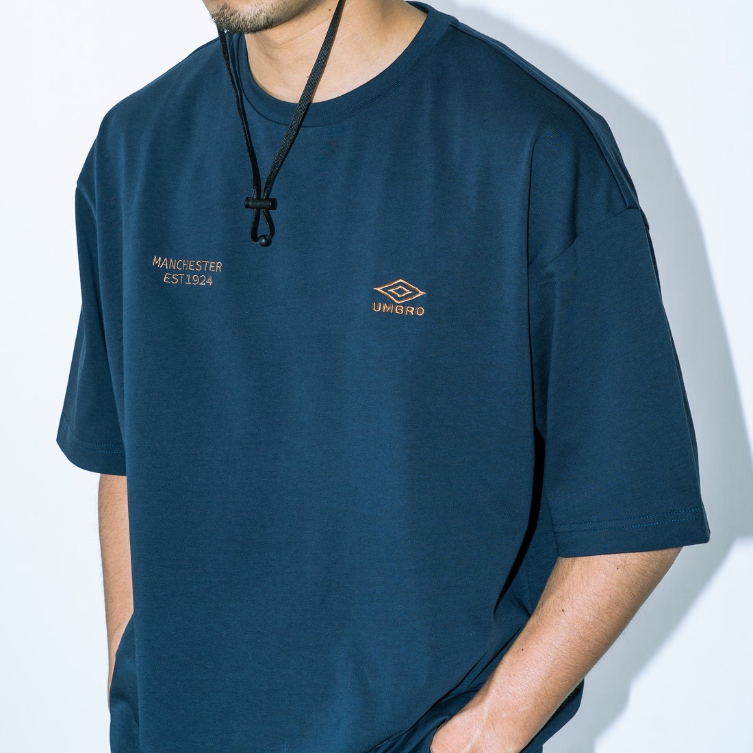 UMBRO [アンブロ] 別注 バックプリントTシャツ [KBT101-NK-03-JF] NAVY