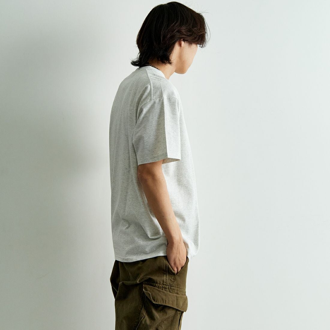 THE FOX [ザフォックス] 別注 ワンポイントロゴワッペン ポケットTシャツ [JFU25SS-11-JF] ASH &&モデル身長：179cm 着用サイズ：L&&