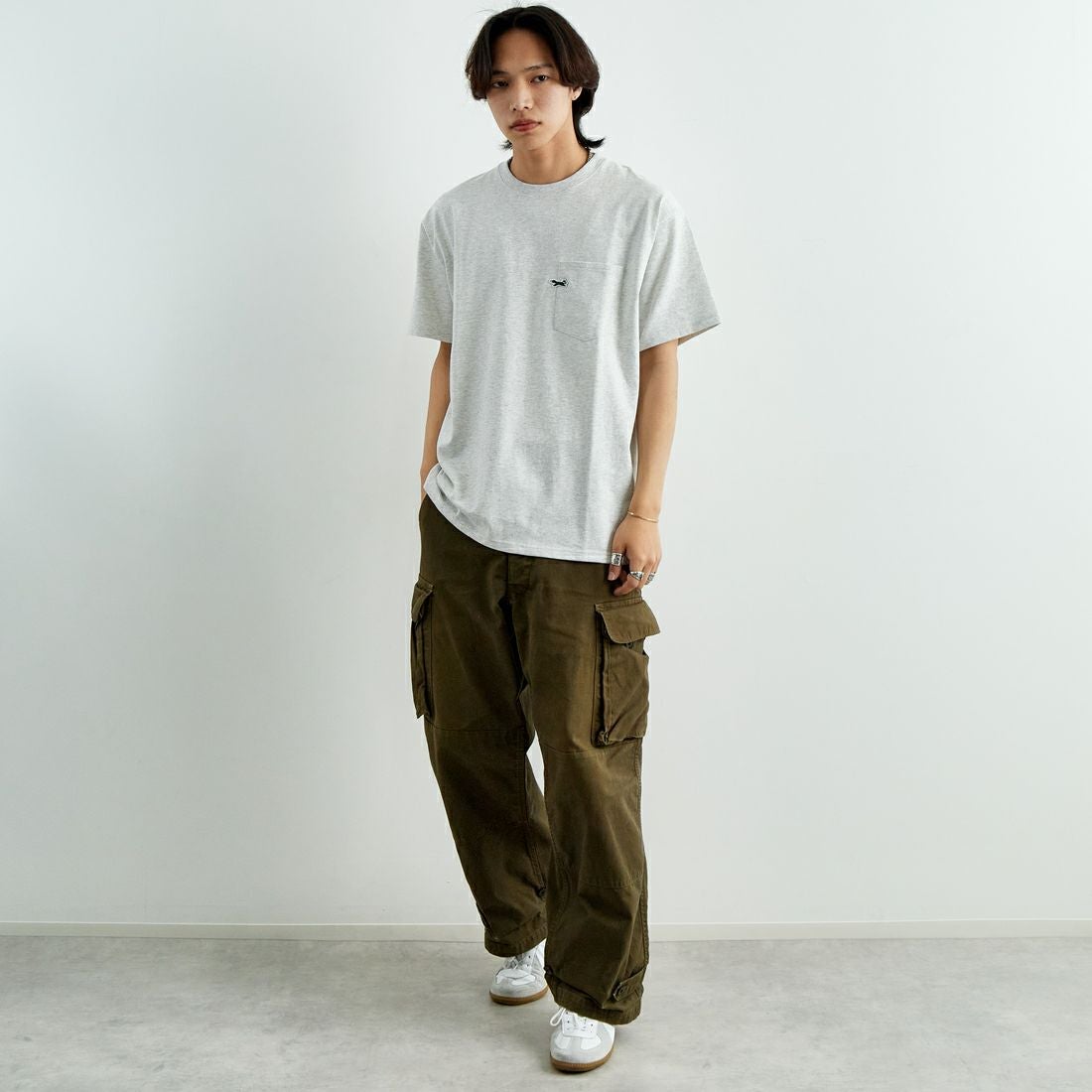 THE FOX [ザフォックス] 別注 ワンポイントロゴワッペン ポケットTシャツ [JFU25SS-11-JF] ASH &&モデル身長：179cm 着用サイズ：L&&