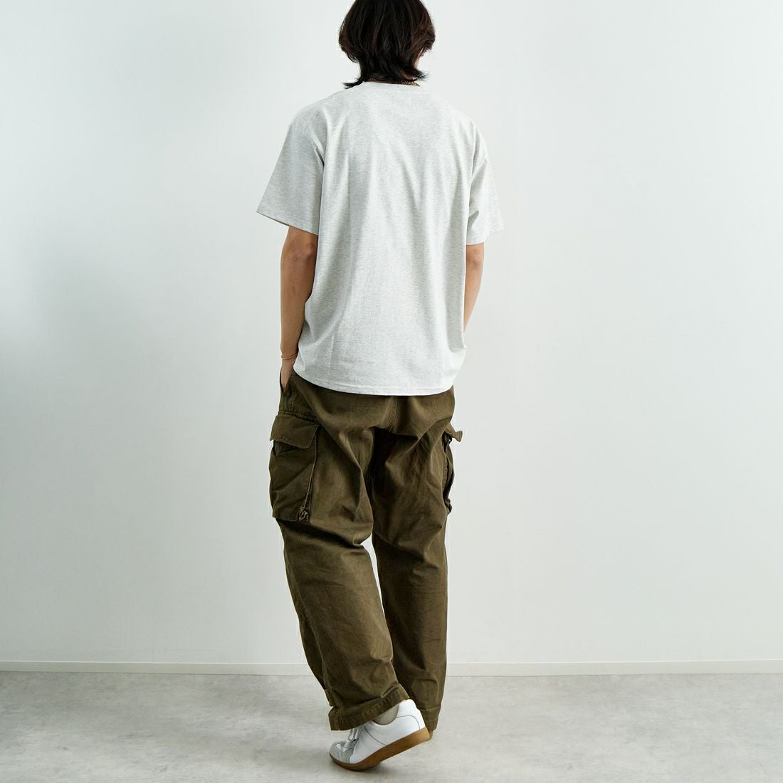 THE FOX [ザフォックス] 別注 ワンポイントロゴワッペン ポケットTシャツ [JFU25SS-11-JF] ASH &&モデル身長：179cm 着用サイズ：L&&