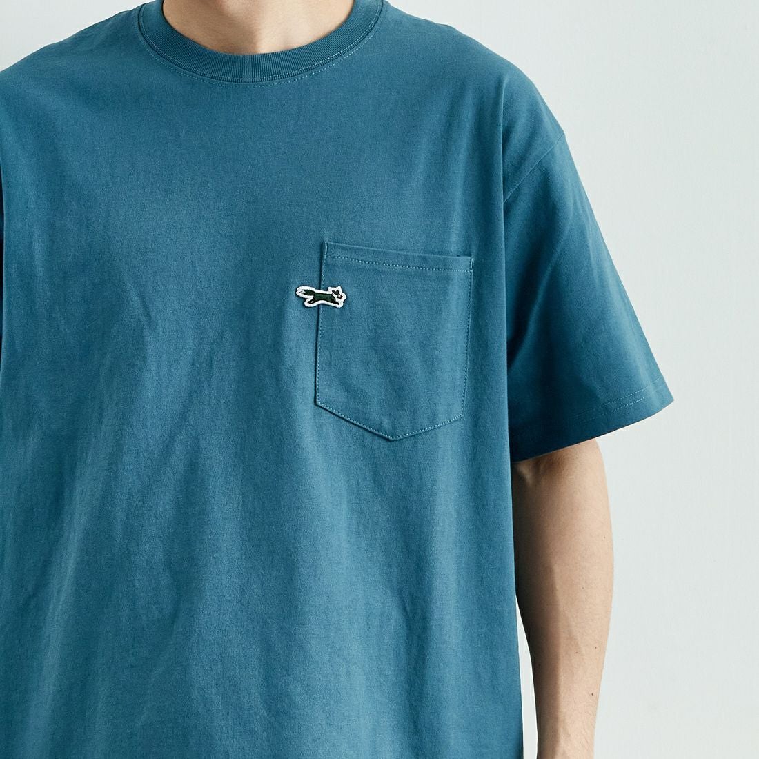 THE FOX [ザフォックス] 別注 ワンポイントロゴワッペン ポケットTシャツ [JFU25SS-11-JF] BLUE &&モデル身長：168cm 着用サイズ：M&&