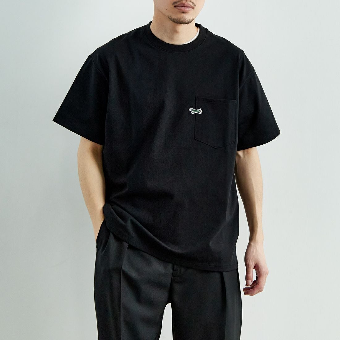 THE FOX [ザフォックス] 別注 ワンポイントロゴワッペン ポケットTシャツ [JFU25SS-11-JF] BLK &&モデル身長：168cm 着用サイズ：M&&