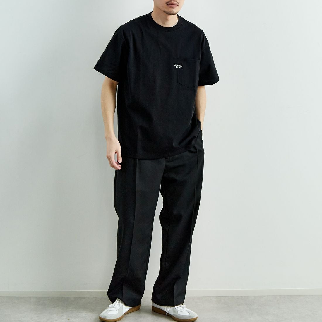 THE FOX [ザフォックス] 別注 ワンポイントロゴワッペン ポケットTシャツ [JFU25SS-11-JF] BLK &&モデル身長：168cm 着用サイズ：M&&