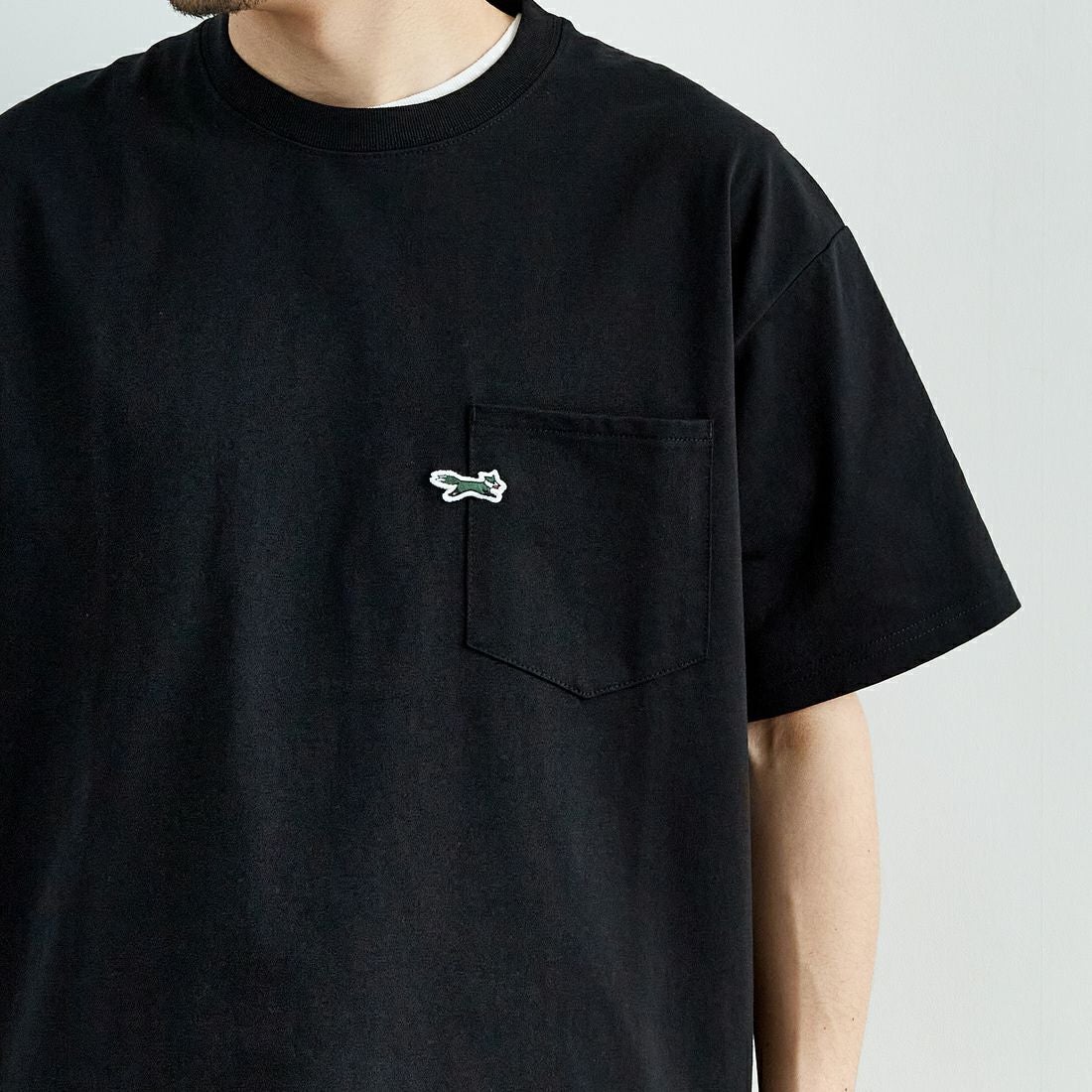THE FOX [ザフォックス] 別注 ワンポイントロゴワッペン ポケットTシャツ [JFU25SS-11-JF] BLK &&モデル身長：168cm 着用サイズ：M&&