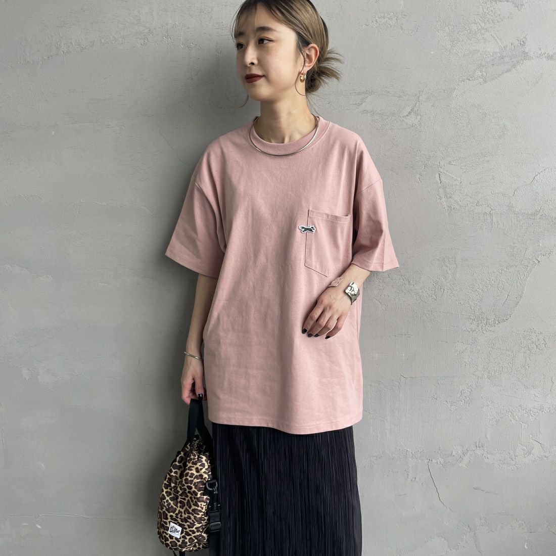 THE FOX [ザフォックス] 別注 ワンポイントロゴワッペン ポケットTシャツ [JFU25SS-11-JF] PINK &&モデル身長：150cm 着用サイズ：S&&