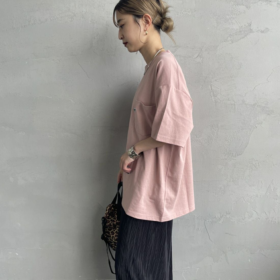 THE FOX [ザフォックス] 別注 ワンポイントロゴワッペン ポケットTシャツ [JFU25SS-11-JF] PINK &&モデル身長：150cm 着用サイズ：S&&