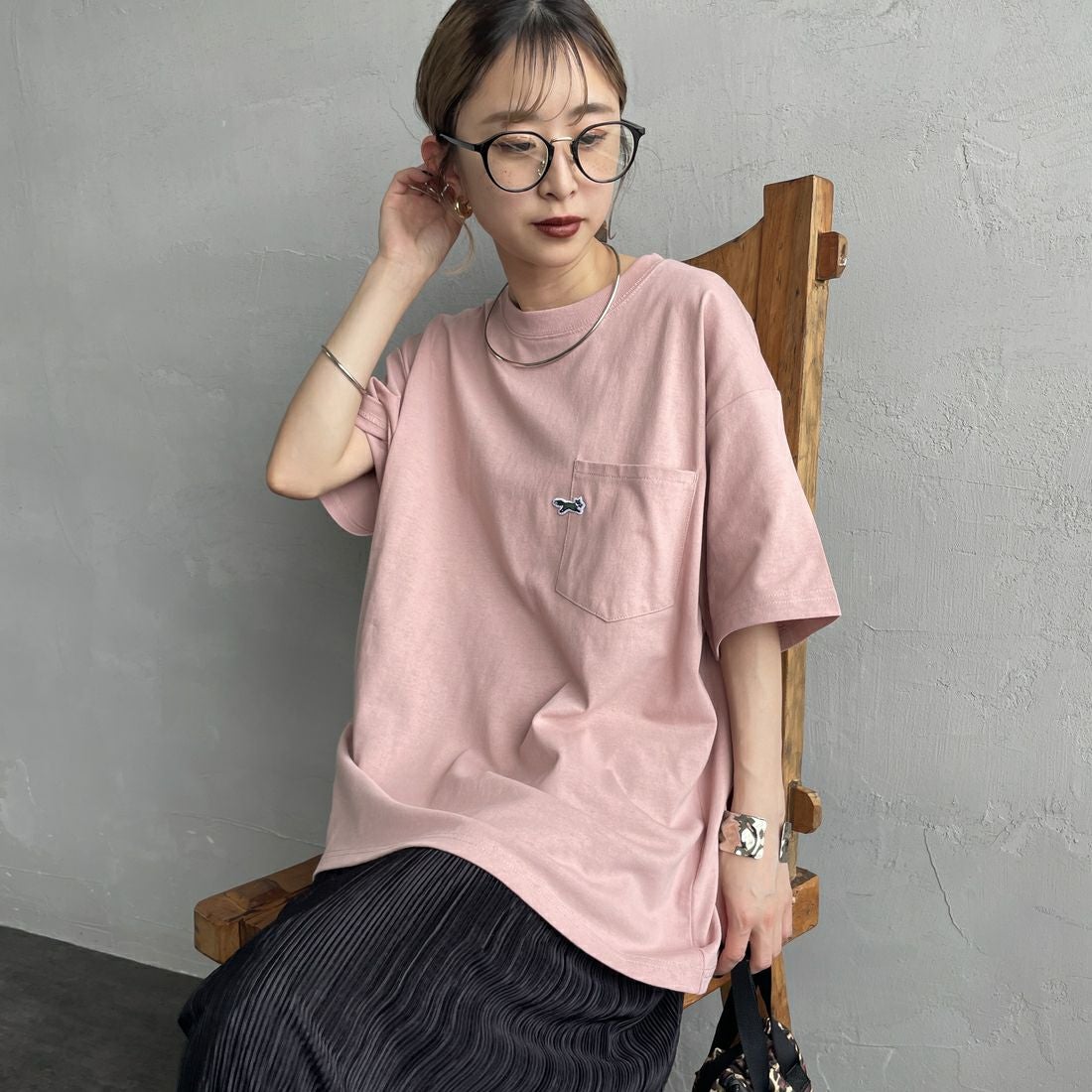THE FOX [ザフォックス] 別注 ワンポイントロゴワッペン ポケットTシャツ [JFU25SS-11-JF] PINK &&モデル身長：150cm 着用サイズ：S&&